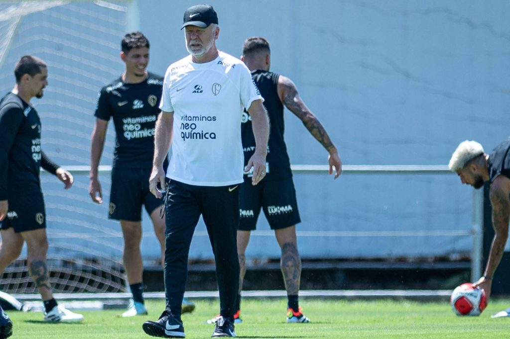 Treinador Mano Menezes em atividade do Corinthians em 2024