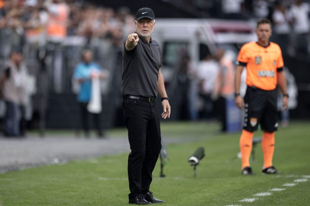 Técnico Mano Menezes na beira do campo em jogo do Corinthians