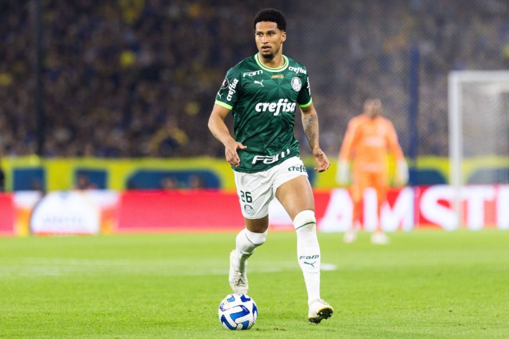 Zagueiro Murilo jogando pelo Palmeiras