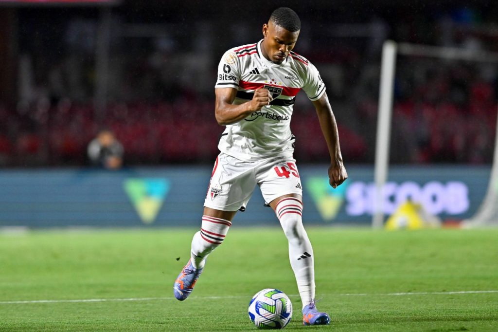 Lateral-direito Nathan jogando pelo São Paulo