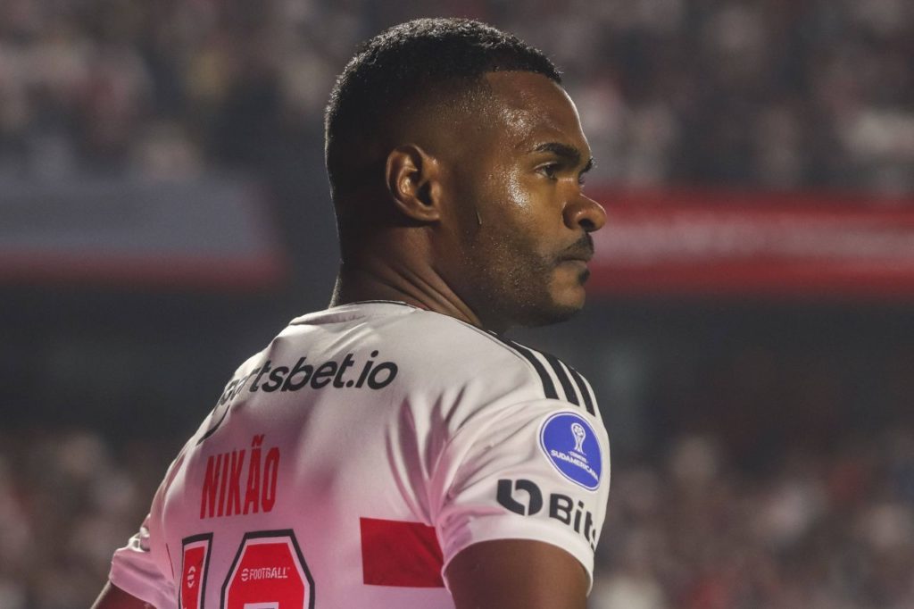 O meia Nikão em jogo do São Paulo