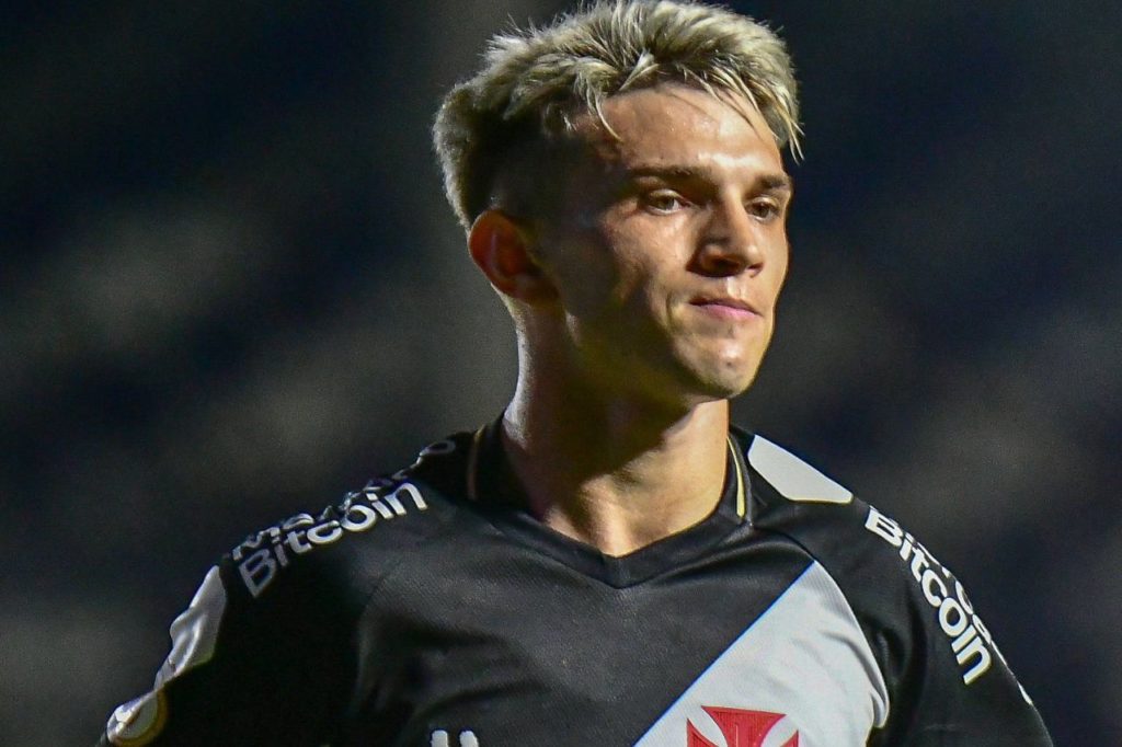 Meia Orellano em jogo do Vasco da Gama