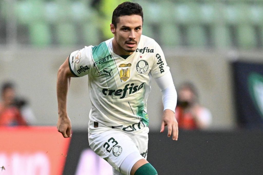 Meia Raphael Veiga em jogo do Palmeiras