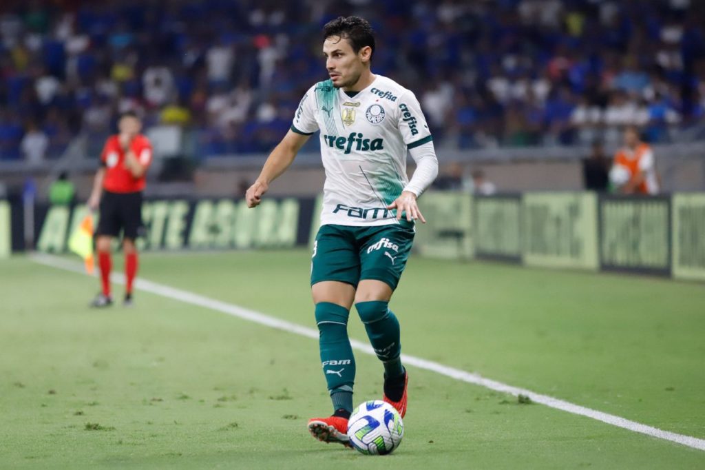 Meia Raphael Veiga em jogo do Palmeiras