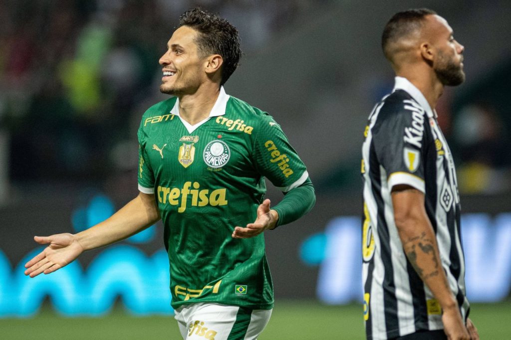 Meia Raphael Veiga comemora gol do Palmeiras em cima do Santos