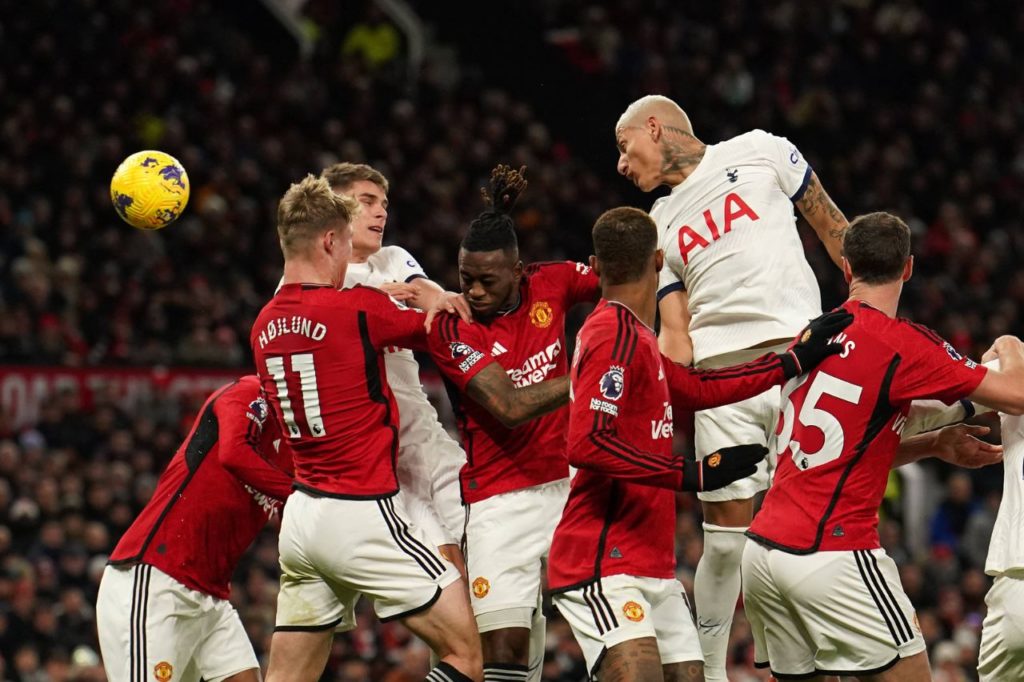 Richarlison marcando gol de cabeça pelo Tottenham contra o Manchester United