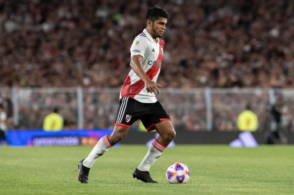 Zagueiro Robert Rojas em ação pelo River Plate