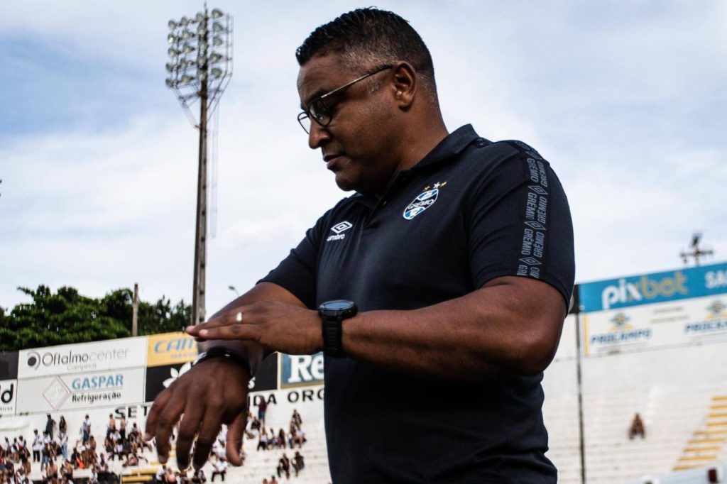 Técnico Roger Machado no campo quando comandava o Grêmio