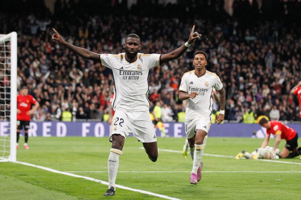 Zagueiro Rudiger comemorando o gol da vitória do Real Madrid sobre o Mallorca pelo Espanhol