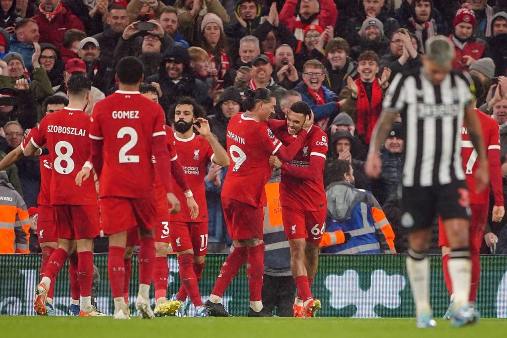 Salah comemora gol do Liverpool com os companheiros na vitória em cima do Newcastle