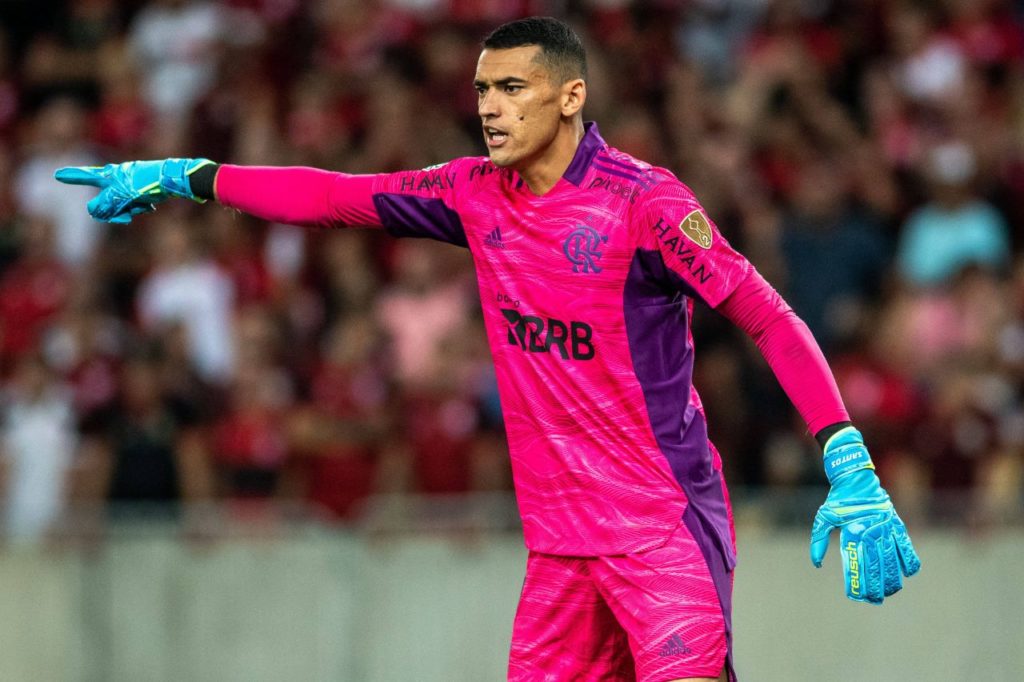 Goleiro Santos, reforço do Fortaleza, em jogo do Flamengo