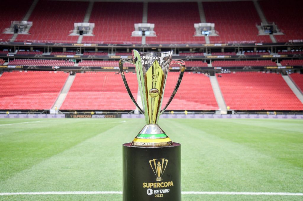 Taça da Supercopa do Brasil no gramado