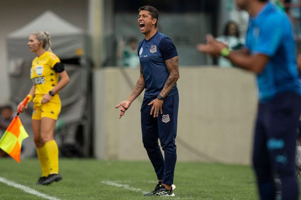 Técnico Thiago Carpini, que está acertado com o São Paulo, na beira do campo