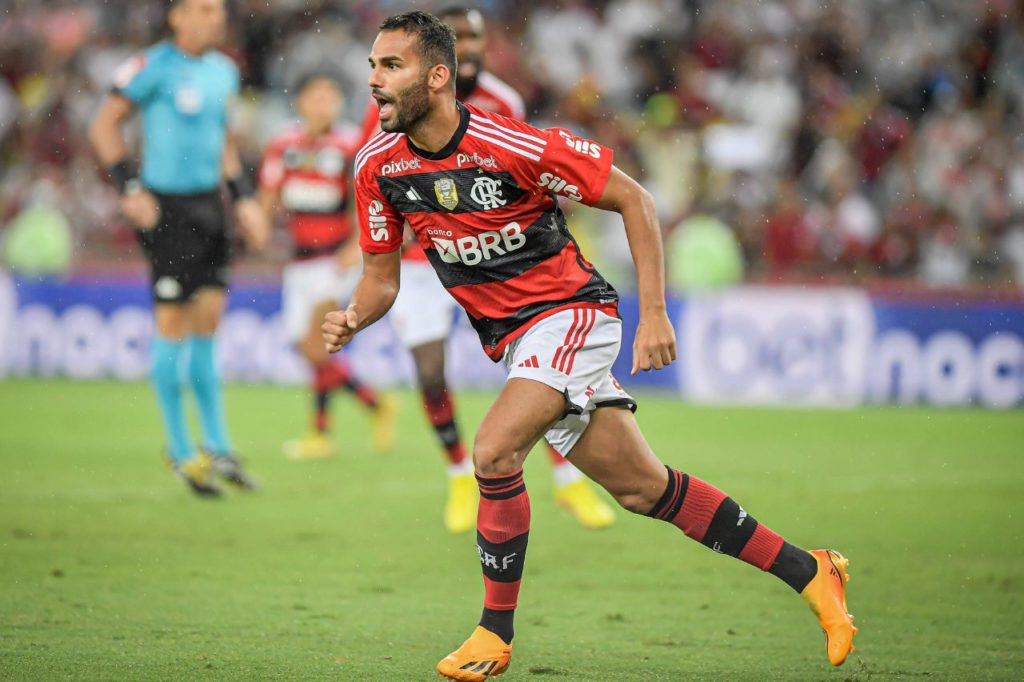 Volante Thiago Maia jogando pelo Flamengo