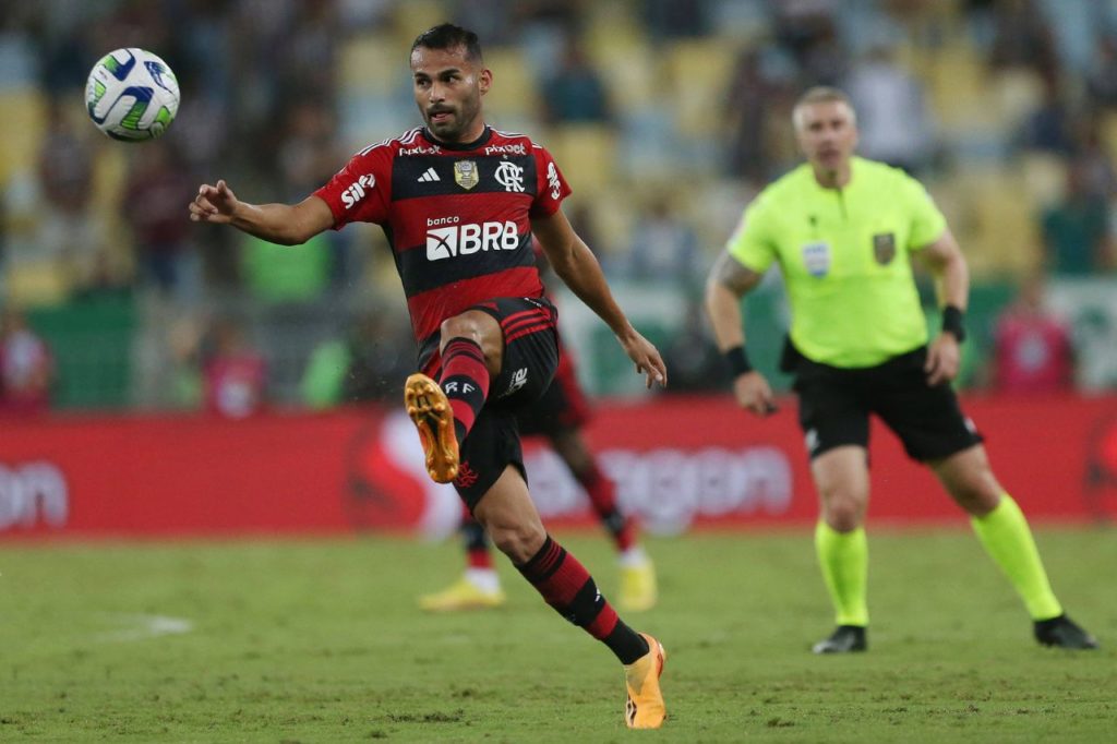 Volante Thiago Maia em ação pelo Flamengo