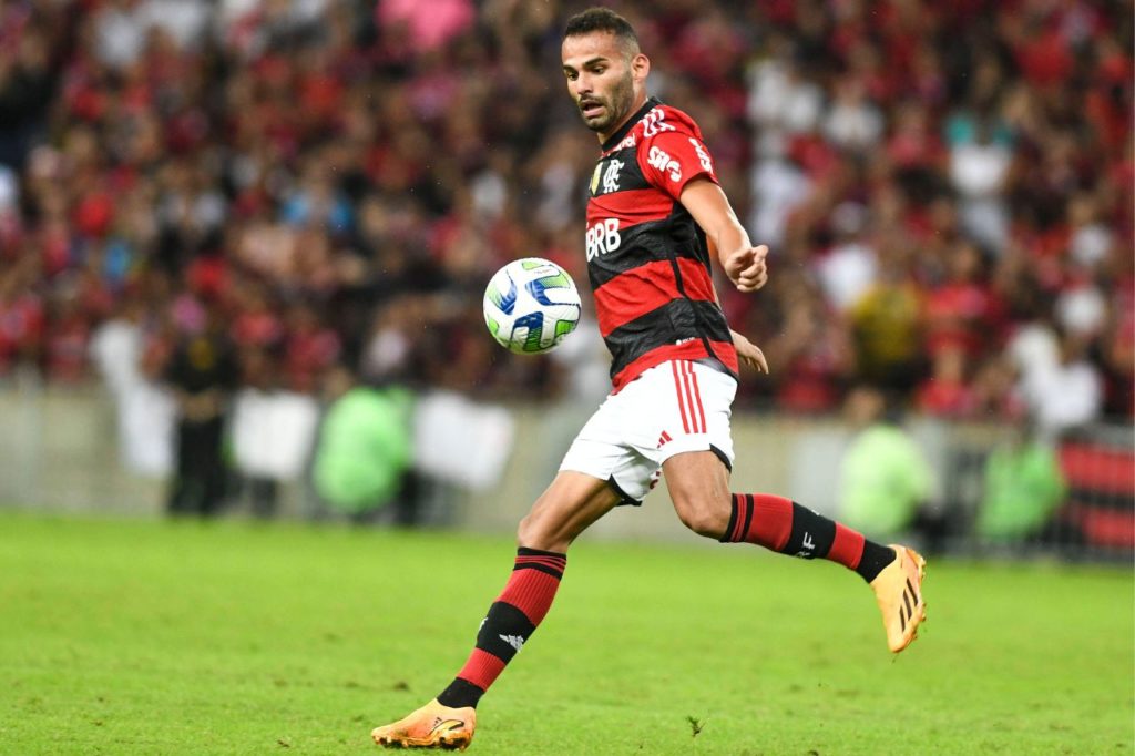 Volante Thiago Maia em ação pelo Flamengo