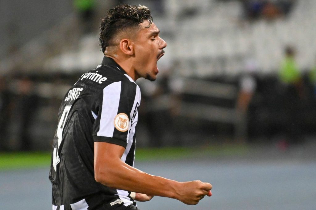 Centroavante Tiquinho Soares no jogo do Botafogo