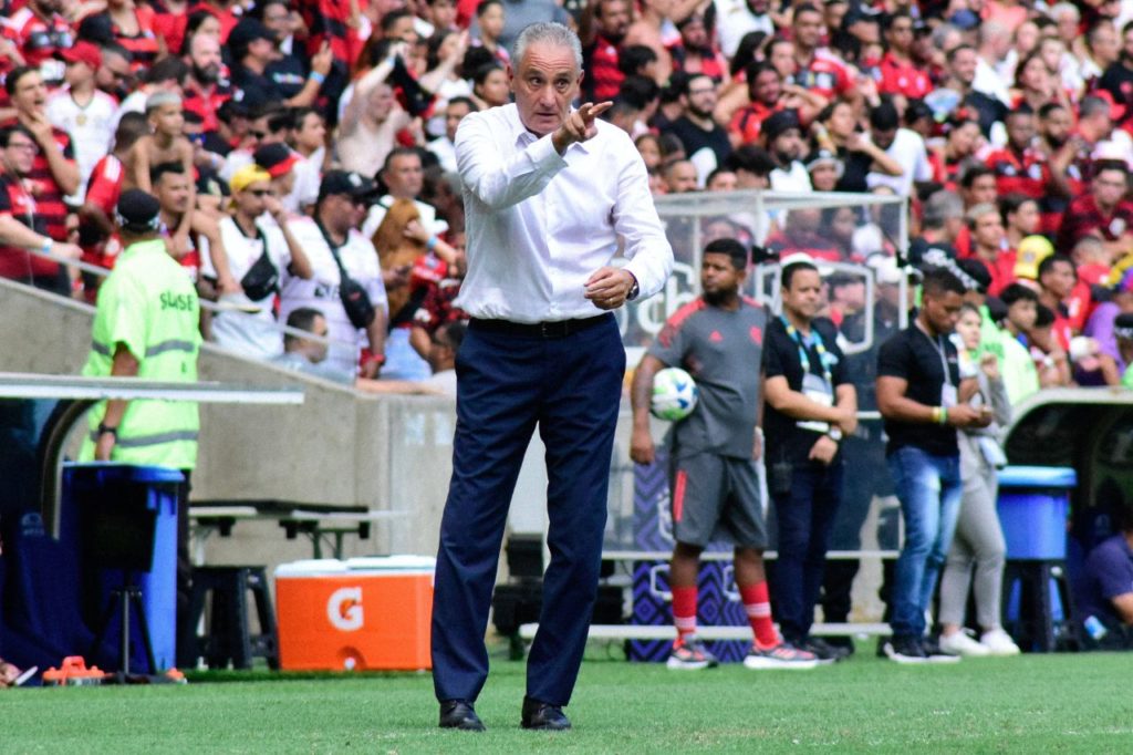 Técnico Tite no comando do Flamengo na beira do campo