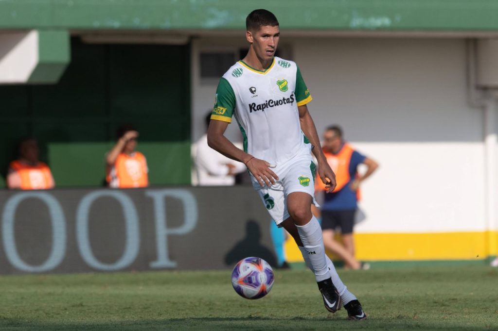 Zagueiro Tomás Cardona, reforço do Fortaleza, em jogo do Defensa y Justicia