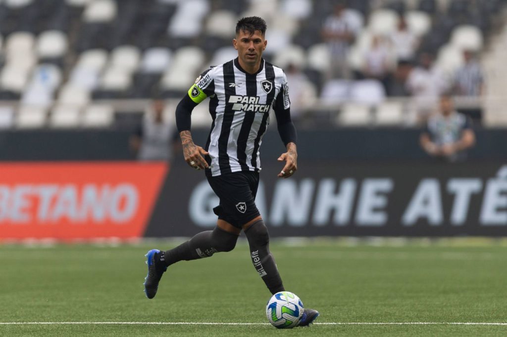 Zagueiro Victor Cuesta em jogo do Botafogo