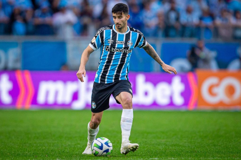 Volante Villasanti em jogo do Grêmio