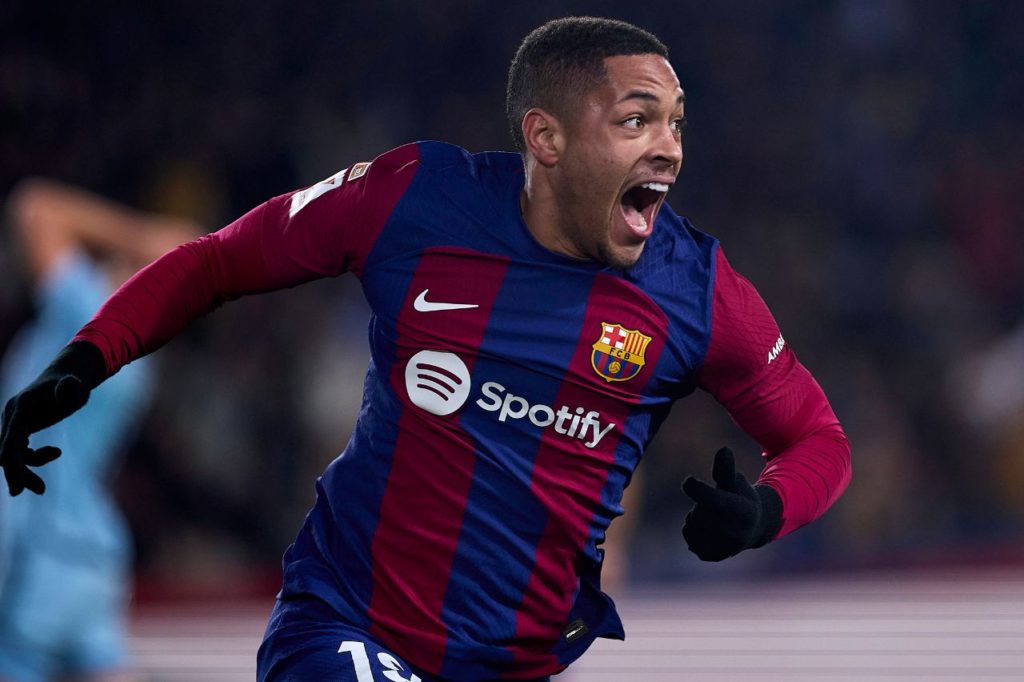 Atacante Vitor Roque comemora seu primeiro gol pelo Barcelona