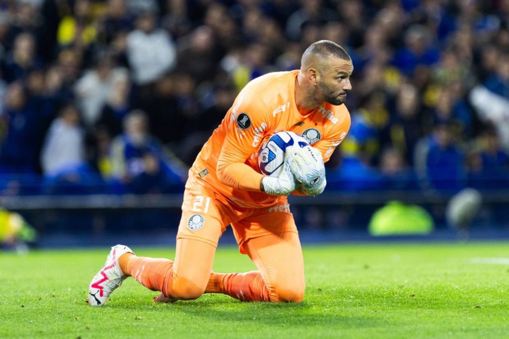 Goleiro Weverton em ação pelo Palmeiras