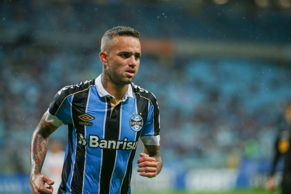 Luan, do Grêmio, corre em campo durante o jogo do time.