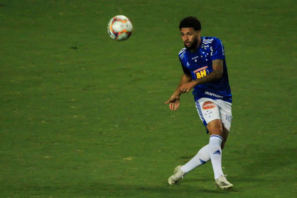 Filipe Machado, do Cruzeiro, lança a bola em uma partida do time pelo Brasileirão de 2023.