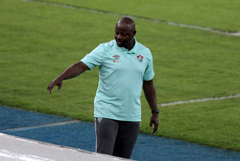 Marcão, do Fluminense, orienta os jogadores no banco de reservas do time.