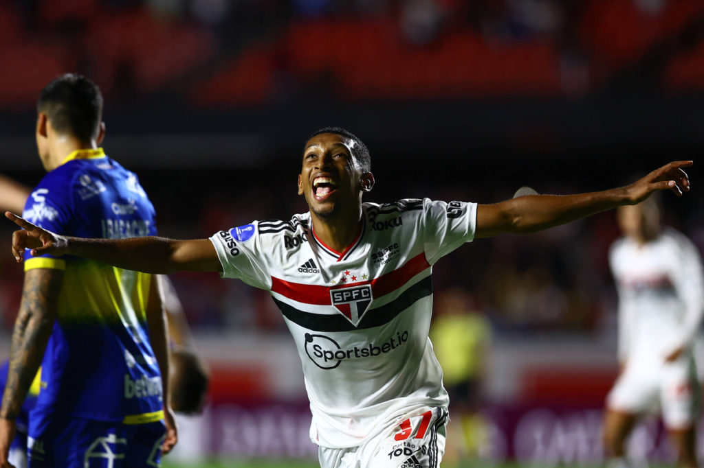 Talles Costa, do São Paulo, comemora um dos gols pelo profissional nesta temporada.