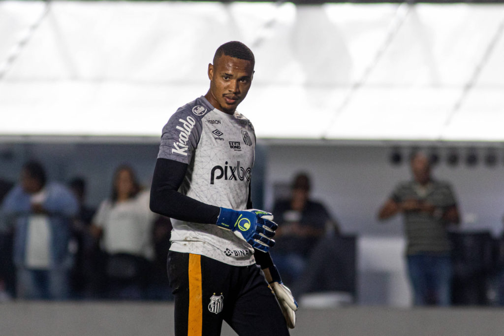 John, goleiro, com a camisa do Santos, antes de uma partida do time.