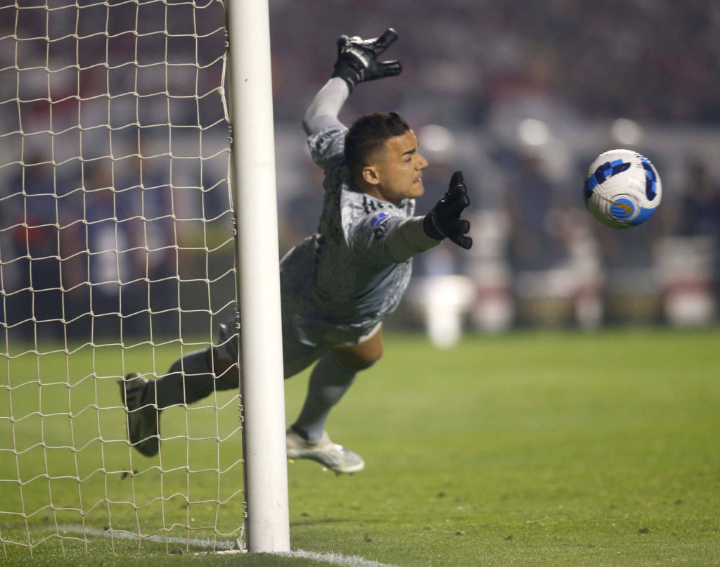 Felipe Alves, do São Paulo, se estica todo para realizar uma defesa durante partida do time paulista.