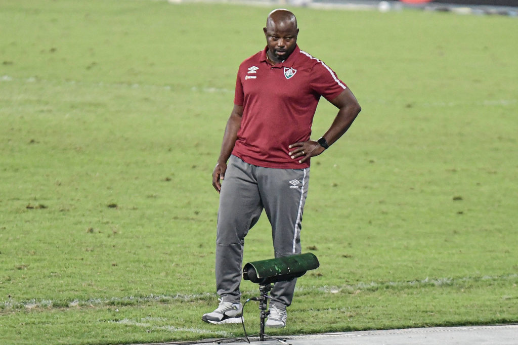 Marcão, do Fluminense, observa o banco de reservas em um dos jogos da equipe.