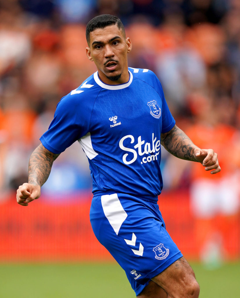 Allan, do Al-Wahda, ainda quando vestia a camisa do Everton, observando a jogada durante um jogo do time na Premier League.