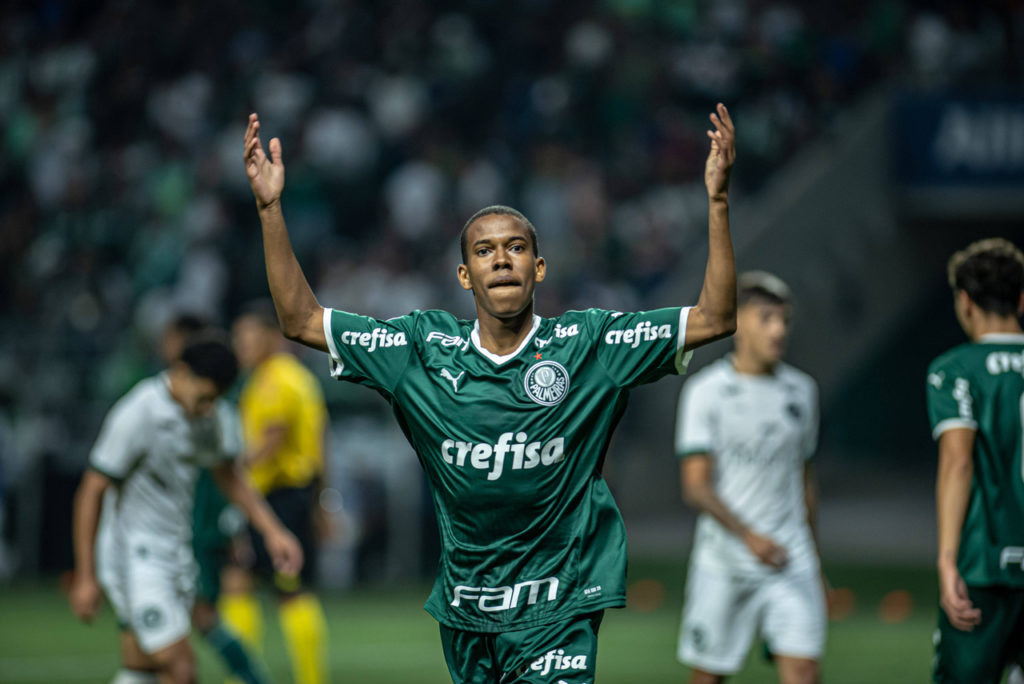 Estevão, do Palmeiras, comemora um dos gols que a equipe marcou durante um confronto.