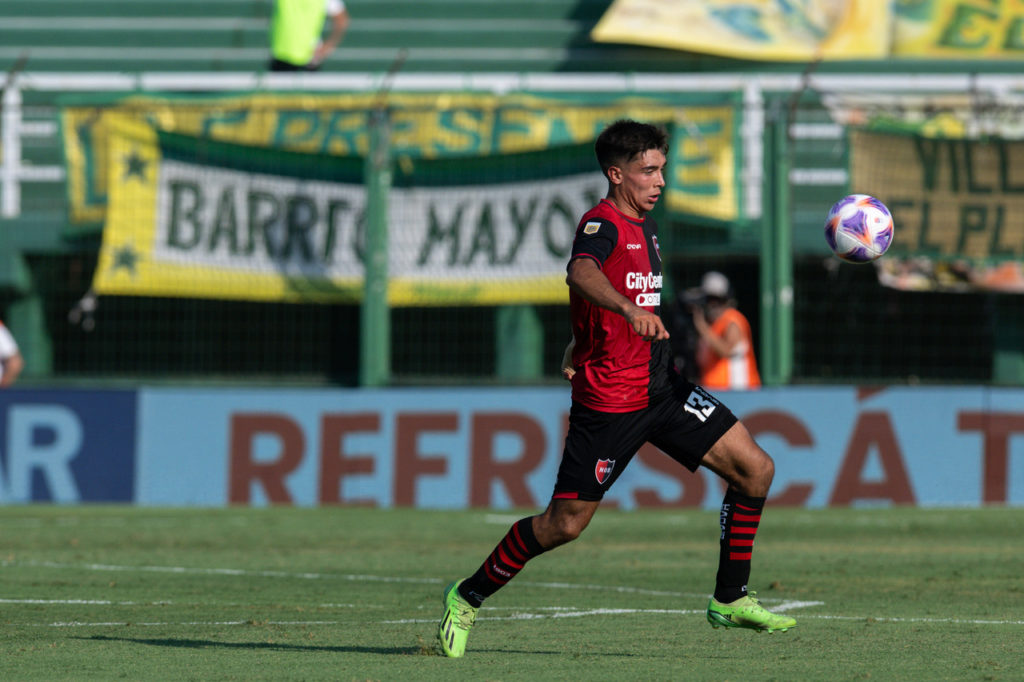 Juan Sforza, do Newell's Old Boys, tenta dominar a bola em um dos jogos da equipe no futebol argentino.