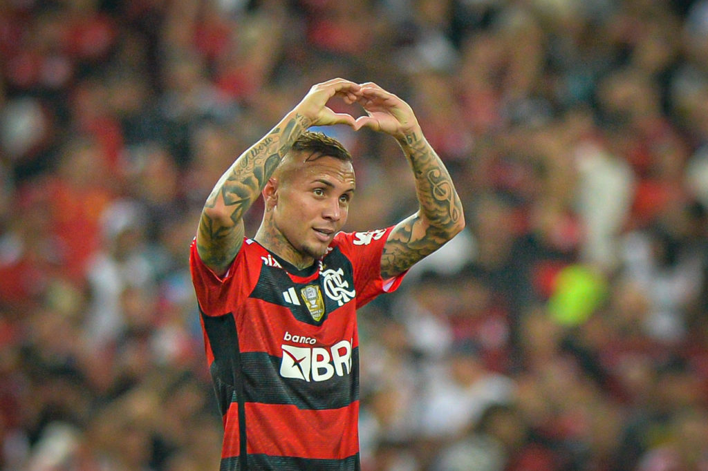 Cebolinha, do Flamengo, faz gesto para a torcida em uma das partidas nas quais marcou pelo time.