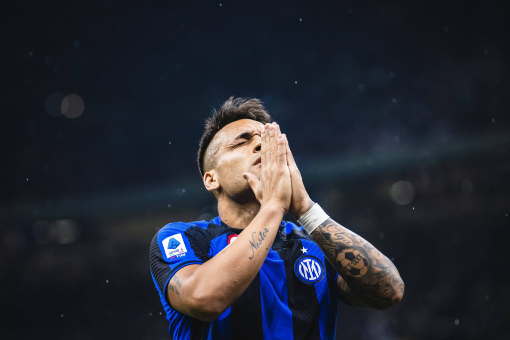 Lautaro Martínez, da Inter de Milão, comemora um dos gols marcados com a camisa do clube.