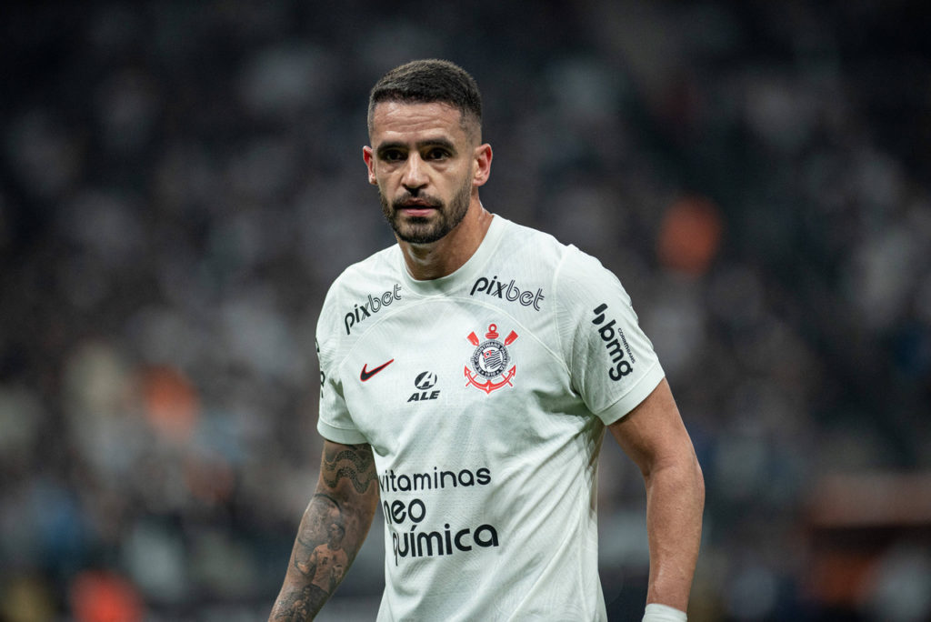 Renato Augusto, do Corinthians, com a camisa do clube em um dos compromissos da equipe na temporada.