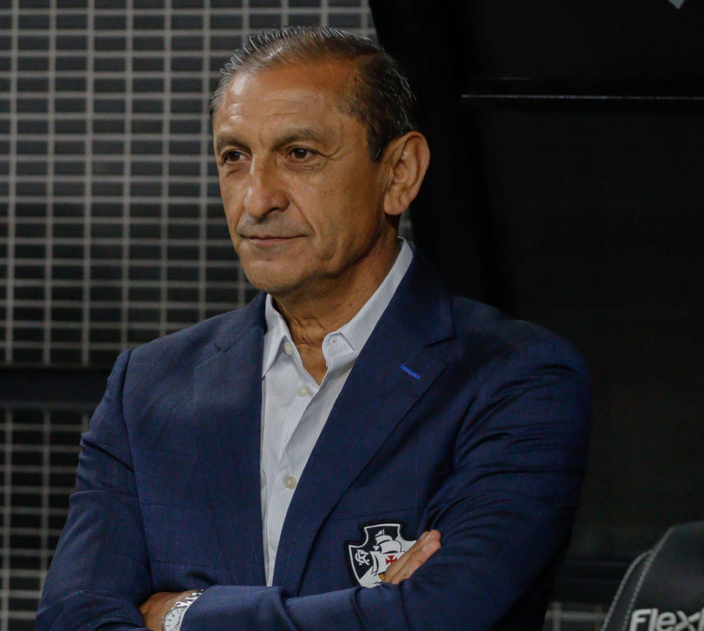 Ramón Díaz, do Vasco, observa o time em uma partida na temporada.