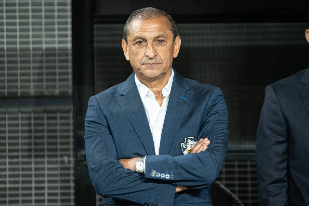 Ramón Díaz, do Vasco, observa o jogo da equipe durante a temporada.