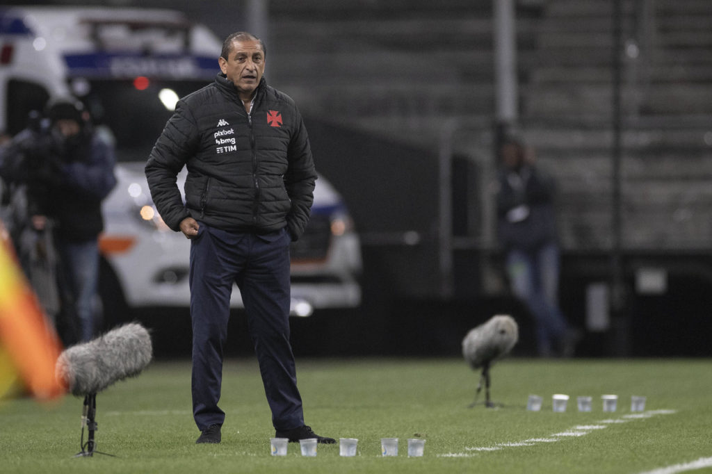 Ramón Díaz, do Vasco, observa o time em campo durante duelo na temporada.