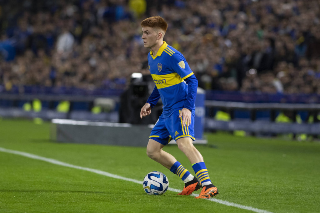 Barco, do Boca Juniors, domina a bola durante um confronto da equipe no futebol argentino.