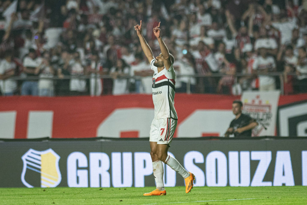 Lucas comemorando gol pelo São Paulo