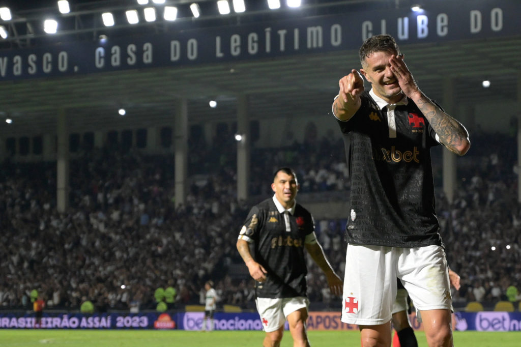 Pablo Vegetti, do Vasco, comemora um dos gols que marcou pela equipe.