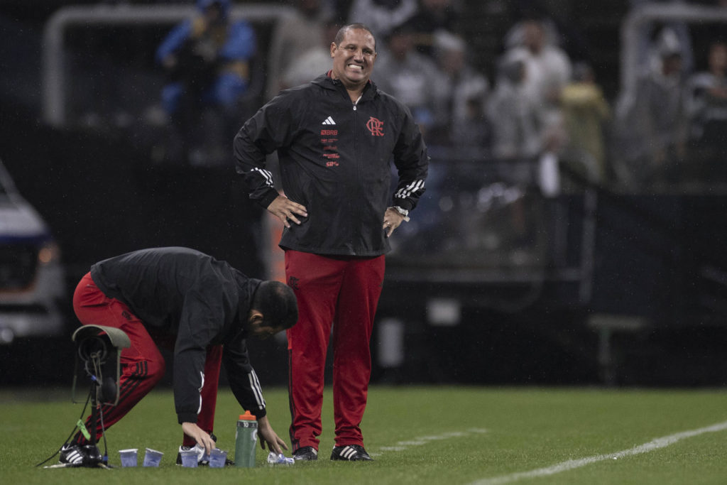 Mário Jorge, do Flamengo, orienta o time em campo em mais uma partida da temporada.