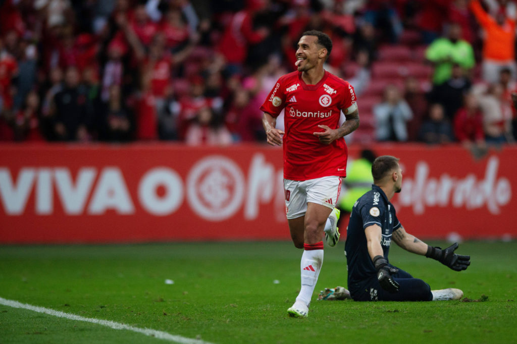 Alan Patrick, do Internacional, comemora um gol da equipe em um clássico contra o Grêmio no Brasileirão de 2023.