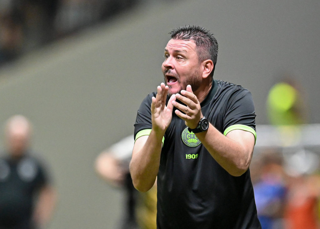 Thiago Kosloski, técnico de futebol, orienta o time do Coritiba durante um jogo da equipe no Brasileirão.