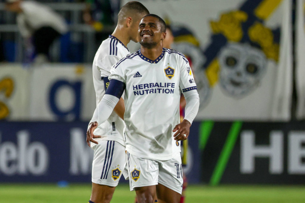 Douglas Costa, atacante, com a camisa do Los Angeles Galaxy, comemorando gol da equipe.